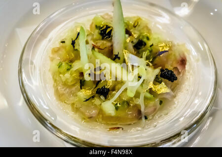 Wolfsbarsch Carpaccio mit Kaviar und grünem Apfelpulver. Stockfoto