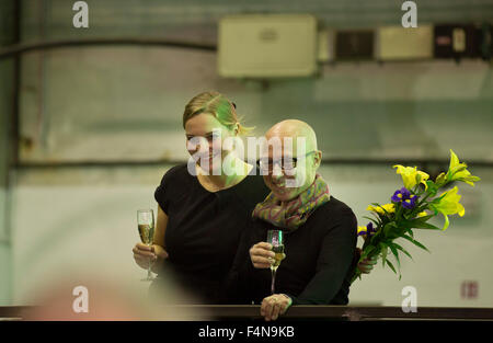 Pilsen, Tschechische Republik. 20. Oktober 2015. Die Ausstellung A Paradies zwischen vier Flüsse, der zweite Teil von Pilsen Familie Fotoalbum-Projekt, wurde am Dienstag, 20. Oktober 2015 in Depo 2015, Pilsen, Tschechische Republik, eröffnet. Abgebildete Projektleiter Kristyna Jiratova, links und Kurator Jean-Pierre Mouleres. Bildnachweis: Petr Mlch/CTK Foto/Alamy Live-Nachrichten Stockfoto