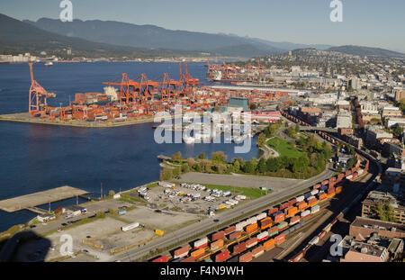 Luftaufnahme von Vancouver Harbour - Container laden, Kräne und Bahn für den Transport auf dem Seeweg über den Burrard Inlet. 2015 looking East Stockfoto