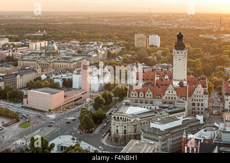 Deutschland, Sachsen, Leipzig, Blick zum neuen Rathaus, St. Trinitatis und Bundesverwaltungsgericht bei Sonnenuntergang Stockfoto