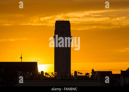 Die Sonne hinter dem Grad II Art-déco-Clock Tower und Bushaltestelle in Seaton Carew aufgeführt. Großbritannien Stockfoto