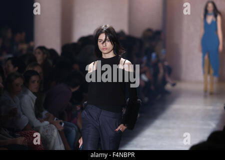 Sao Paulo, Brasilien. 19. Oktober 2015. Ein Modell stellt eine Schöpfung der Winterkollektion von Lilly Sarti während der Sao Paulo Fashion Week in Sao Paulo, Brasilien, am 19. Oktober 2015. Bildnachweis: Rahel Patras/Xinhua/Alamy Live-Nachrichten Stockfoto