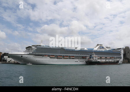 Die goldene Prinzessin Kreuzfahrtschiff, festgemacht an der Overseas Passenger Terminal in Sydney, Australien. 18. Oktober 2015. Stockfoto
