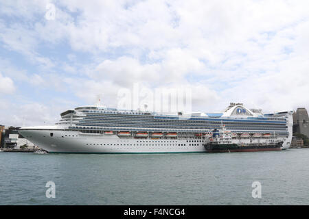 Die goldene Prinzessin Kreuzfahrtschiff, festgemacht an der Overseas Passenger Terminal in Sydney, Australien. 18. Oktober 2015. Stockfoto