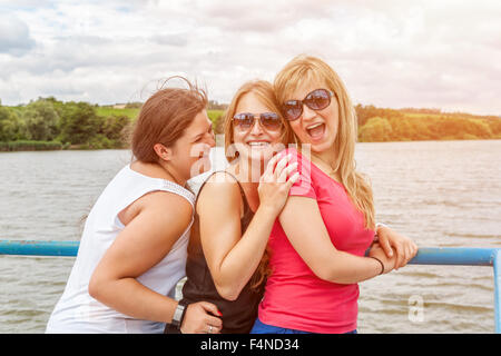 Gruppe der besten Freunde, die Spaß im Freien an einem See Stockfoto