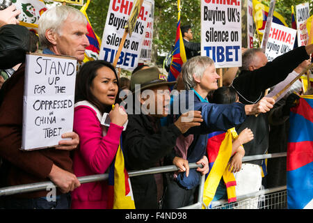 London, UK. 20. Oktober 2015. Der Besuch zog eine große Schar von Menschenrechtsaktivisten und Free Tibet-Aktivisten. Der Besuch der Königin des Vereinigten Königreichs von chinesischen Staatspräsidenten Xi Jinping, ersten Staatsbesuch von China in 10 Jahren. Bildnachweis: Kristian Buus/Alamy Live-Nachrichten Stockfoto