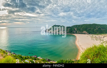 Leuchtturm Dai Lanh Seite Vung Ro Bay begrüßt einen neuen Tag Stockfoto