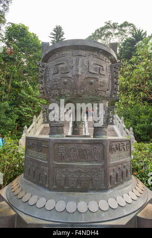 Stativ vor großen Buddha-statue Stockfoto