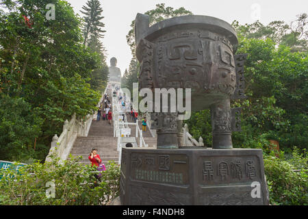 Stativ vor großen Buddha-statue Stockfoto