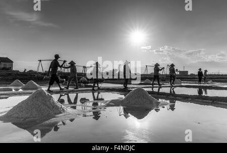 Gruppe Salz Bauern Salz Belastung der Salinen Stockfoto