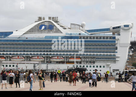 Die goldene Prinzessin Kreuzfahrtschiff, festgemacht an der Overseas Passenger Terminal in Sydney, Australien. 18. Oktober 2015. Stockfoto
