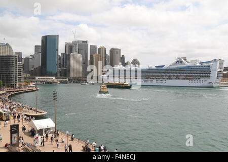Die goldene Prinzessin Kreuzfahrtschiff, festgemacht an der Overseas Passenger Terminal in Sydney, Australien. 18. Oktober 2015. Stockfoto