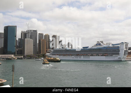Die goldene Prinzessin Kreuzfahrtschiff, festgemacht an der Overseas Passenger Terminal in Sydney, Australien. 18. Oktober 2015. Stockfoto