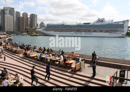 Die goldene Prinzessin Kreuzfahrtschiff, festgemacht an der Overseas Passenger Terminal in Sydney, Australien. 18. Oktober 2015. Stockfoto