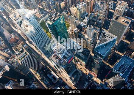 Blick hinunter zur 42nd Street, Times Square und Midtown Manhattan, New York City, USA Stockfoto