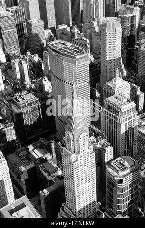 Schwarz / weiß Luftaufnahme des Chrysler Building und Midtown Manhattan, New York City USA Stockfoto