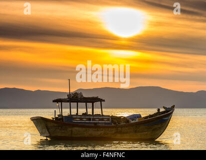 Friedliche Boot vor der Morgendämmerung Stockfoto