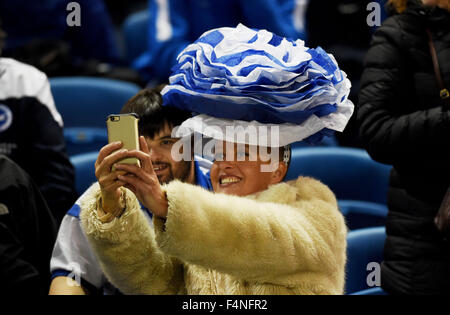 Ein großer Hut für diese Brighton Fan Sara schneiden während der Himmel Bet Meisterschaft match zwischen Brighton und Hove Albion und Bristol City. 20. Oktober 2015. Sara ist ein Krebspatient ein Selfie Foto für jeden Tag des Jahres, um Geld für MacMillan Cancer Support UK übernommen hat Stockfoto