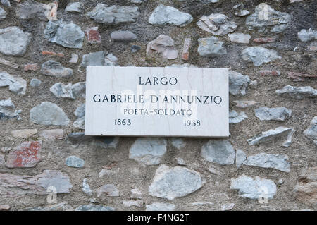 Straßenschild ein Straßenname in italienischer Sprache "Gabriele D'Annunzio" in englischer Sprache bedeutet Gabriele D'Annuznio einen italienischen Dichter. Stockfoto