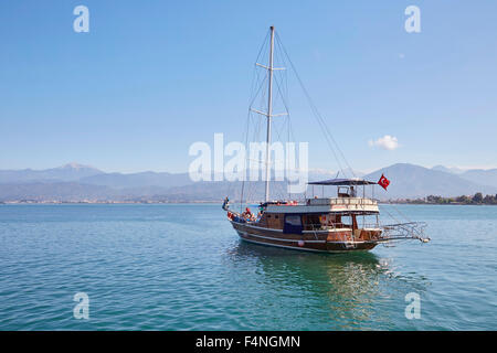 Eines der hölzernen Gulet Kardesler Boote für Ausflüge wie zum Beispiel die 12 Inselrundfahrt vom Hafen von Fethiye, Türkei. Stockfoto