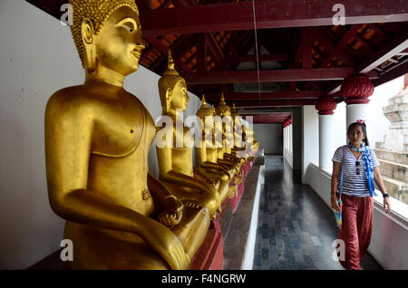 Thais beten Buddha Statue Name Phra Phuttha Chinnarat im Wat Phra Sri Rattana Mahathat am 28. August 2015 in Phitsanulo Stockfoto