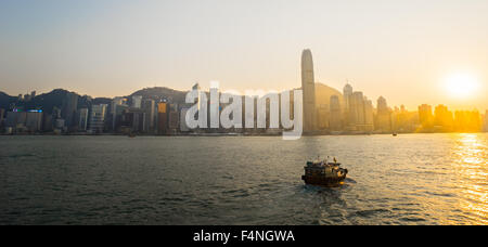 Victoria Harbour, Hong Kong Convention and Exhibition Center in Dämmerungen Stockfoto