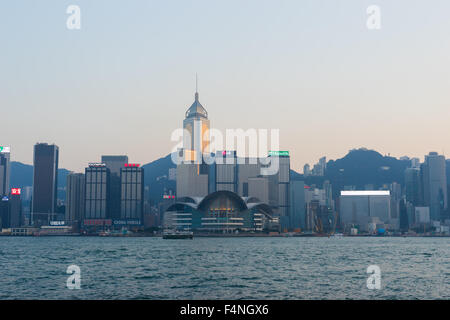 Victoria Harbour, Hong Kong Convention and Exhibition Center in Dämmerungen Stockfoto