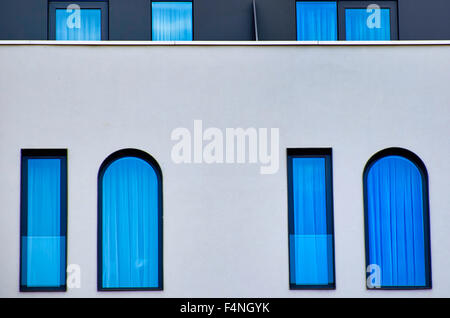 Blauen Glasfenster mit interessanten Formen, auf ein modernes Gebäudewand. Formen könnte bedeuten "10", "1A", "IO" oder "IA" Stockfoto