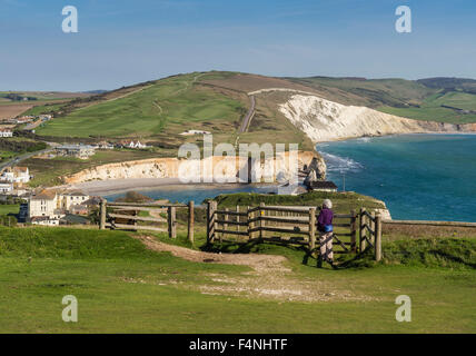 Walker auf der Tennyson Trail anzeigen Freshwater Bay, Isle of Wight, England, Großbritannien Stockfoto