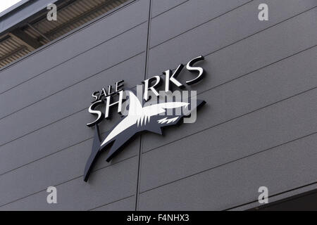 Sale Sharks Rugby Union Club-Emblem auf der Außenseite des Stadions AJ Bell, Salford. Stockfoto