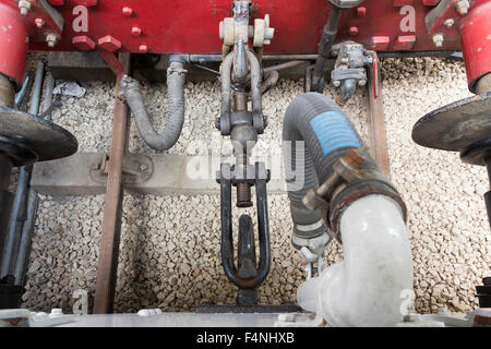 Vogelperspektive Blick auf eine Schraube Kupplung und Puffer Kupplung eine Dampfmaschine zu einem Schlitten oder Wagen. Stockfoto