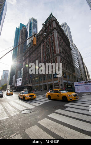 Taxis fahren entlang 42nd Street am Times Square, Midtown Manhattan New York USA Stockfoto