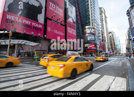 Taxis fahren entlang 42nd Street am Times Square, Midtown Manhattan New York USA Stockfoto