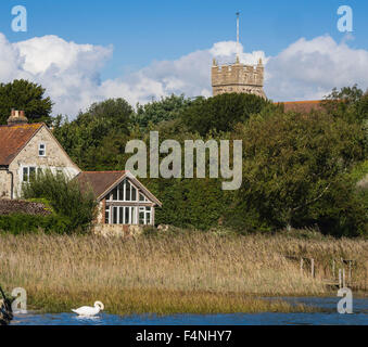 Blick über den Fluss Yar Gezeiten- Mündung Süßwasser-Dorf, Isle of Wight, England, Großbritannien Stockfoto