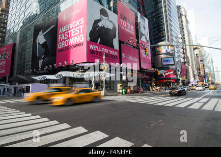 Taxis fahren entlang 42nd Street am Times Square, Midtown Manhattan New York USA Stockfoto