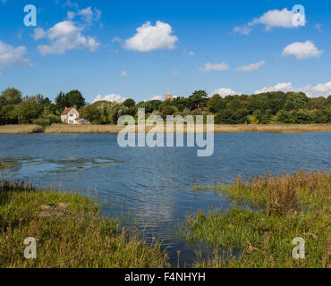 Blick über den Fluss Yar Gezeiten- Mündung Süßwasser-Dorf, Isle of Wight, England, Großbritannien Stockfoto