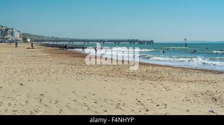 Surfer im Meer in Boscombe, Dorset. 30. September 2015 übernommen. Stockfoto