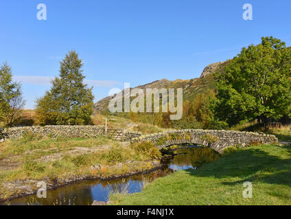 Lastesel Brücke. Watendlath, Lake District National Park, Cumbria, England, Vereinigtes Königreich, Europa. Stockfoto