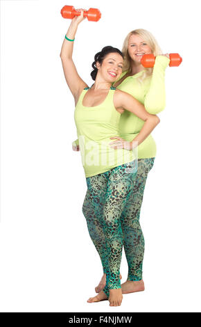 Fröhlich, plus Size Frauen posiert mit Fit Ausrüstung, isoliert auf weiss Stockfoto