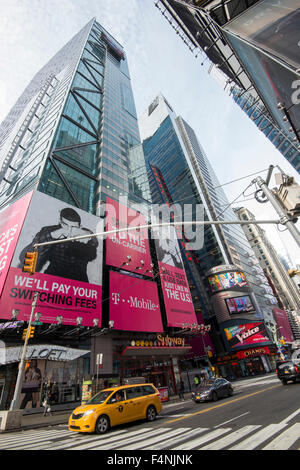 Taxi Taxi fahren entlang 42nd Street am Times Square, Midtown Manhattan New York USA Stockfoto