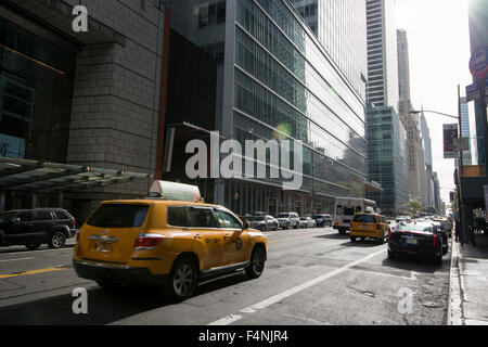 Verkehr fahren ins Licht auf der 42nd Street in New York City USA Stockfoto