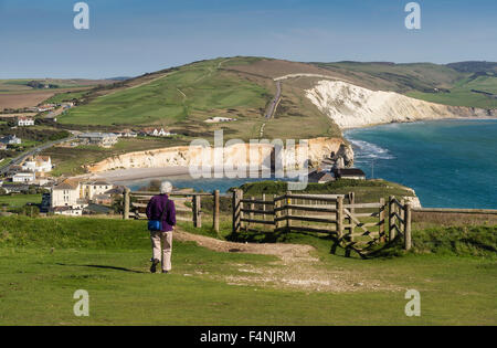 Walker auf der Tennyson Trail nähert sich Süßwasser-Bucht mit Afton unten und Compton in den Hintergrund, die Isle of Wight, England, Großbritannien Stockfoto