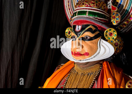 Eine katakali Künstler posiert mit dem kompletten den Charakter Shiva für die Play dhecheyagam Stockfoto