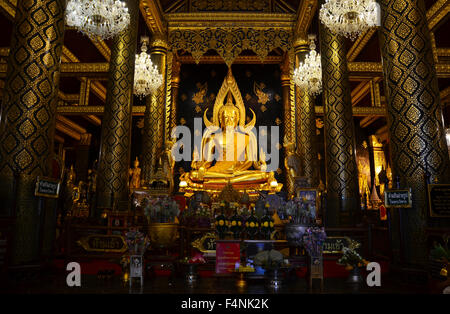 Thais beten Buddha Statue Name Phra Phuttha Chinnarat im Wat Phra Sri Rattana Mahathat am 28. August 2015 in Phitsanulo Stockfoto