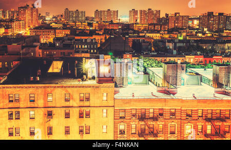 Retro getönten Harlem Nachbarschaft in der Nacht, NYC, USA. Stockfoto