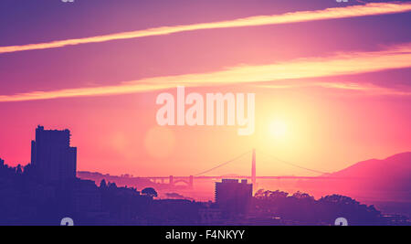 Vintage alte Stil Bild eines Sonnenuntergangs über San Francisco, USA. Stockfoto