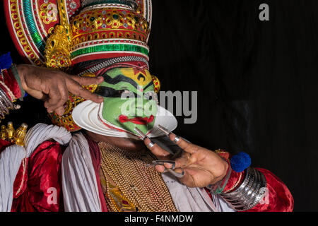 Eine katakali Künstler posiert mit dem kompletten den Charakter deshen Für die Play dhecheyagam Stockfoto
