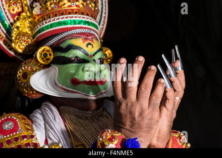 Eine katakali Künstler posiert mit dem kompletten den Charakter deshen Für die Play dhecheyagam Stockfoto