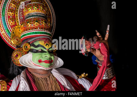 Eine katakali Künstler posiert mit dem kompletten den Charakter deshen Für die Play dhecheyagam Stockfoto
