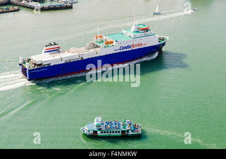 Condor Fähren Frachtfähre Commodore Goodwill und ein Fahrgastschiff im Hafen von Portsmouth, Hampshire, England übergeben. Stockfoto